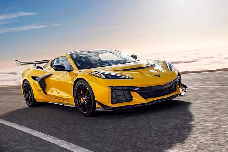 Ở bản tiêu chuẩn, Chevrolet Corvette C7 Stingray được trang bị khối động cơ V8, dung tích 6.2 lít, sản sinh công suất tối đa 460 mã lực tại vòng tua máy 6.000 vòng phút và mô-men xoắn cực đại 630 Nm tại vòng tua 4.600 vòng phút.