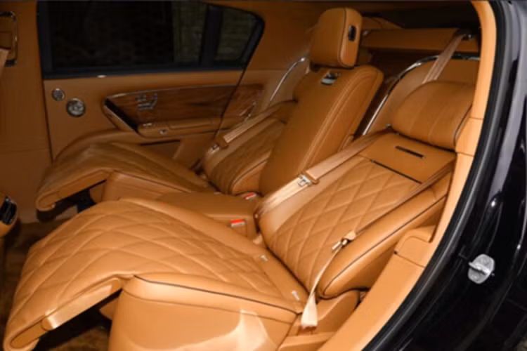 Maextro S800 có hai tùy chọn cấu hình ghế: 5 chỗ và 4 chỗ (phiên bản VIP). Khu vực trung tâm được tích hợp màn hình chính 15,6 inch và một màn hình phụ dành cho hành khách phía trước lên tới 16 inch. Hành khách ngồi sau có thể điều chỉnh độ sáng cửa kính bằng cử chỉ tay.