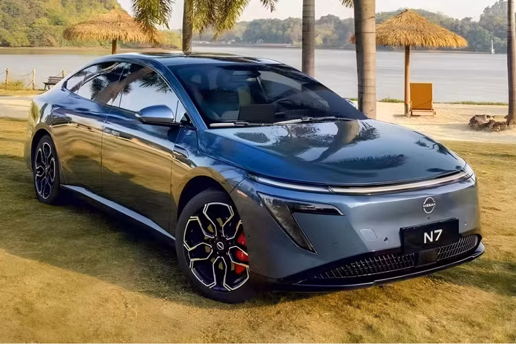 Các phiên bản cao cấp hơn sử dụng cùng hệ truyền động. Ngoài ra, còn có hai phiên bản được trang bị pin lớn hơn với dung lượng 73 kWh và có thể đi được 635 km sau một lần sạc. Giá xe Nissan N7 dao động từ 119.900 - 149.900 Nhân dân tệ (khoảng 419 - 524 triệu đồng).