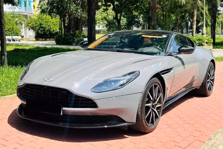 "Trái tim" này mang đến công suất tối đa 510 mã lực và mô-men xoắn cực đại 675 Nm. Động cơ trên Aston Martin DB11 V8 sẽ kết hợp cùng hộp số tự động 8 cấp của ZF, truyền sức mạnh tới cầu sau, nhờ đó, mẫu xe này có thể tăng tốc từ vị trí xuất phát lên 100 km/h trong thời gian chỉ 4 giây và đạt vận tốc tối đa 301 km/h.