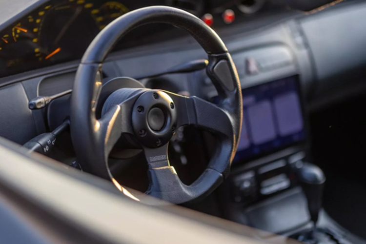 Toàn bộ khoang lại đều được sử dụng chất liệu và cách phối màu theo tông công nghệ cao, đồng điệu với diện mạo bên ngoài. Cung cấp sức mạnh cho xe vẫn là động cơ V8 tăng áp 5.4L nguyên bản của CL55 AMG, nhưng đã được tinh chỉnh bởi hãng độ Kleeman.