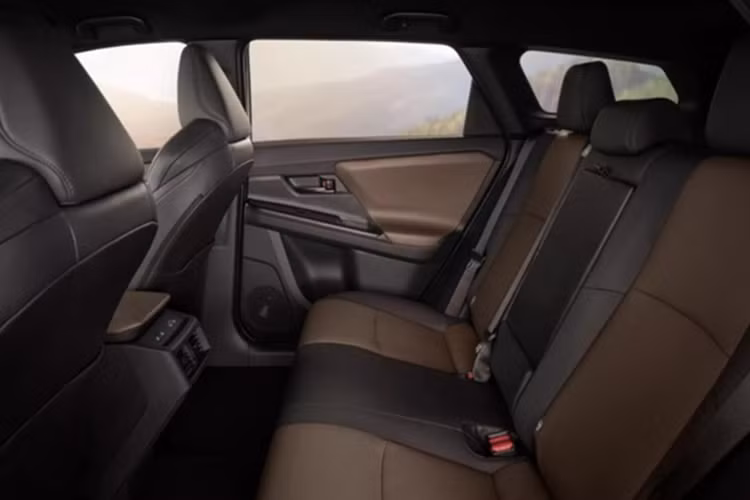 Ngoài ra, người dùng còn có 2 đế sạc điện thoại không dây và hệ thống âm thanh 6 loa tiêu chuẩn. Toyota cũng cung cấp gói Premium cao cấp cho xe với hàng loạt tiện nghi như: trần kính toàn cảnh, gương chiếu hậu kỹ thuật số, hệ thống âm thanh 9 loa JBL, ghế trước thông gió và ghế lái nhớ vị trí.