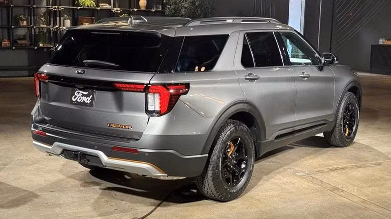 Xe cũng được trang bị thêm tấm bảo vệ gầm kim loại, móc kéo trước sau sơn đỏ, chắn bùn mở rộng tăng khả năng bảo vệ thân xe, cùng hệ thống treo tinh chỉnh đặc biệt giúp cải thiện độ ổn định và linh hoạt khi chạy địa hình phức tạp.