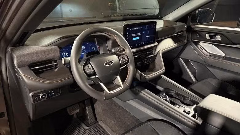 Nội thất Tremor được hoàn thiện với chỉ khâu cam, logo đặc trưng trên ghế, vô-lăng thể thao và nhiều công nghệ hiện đại như màn hình cảm ứng 13.2 inch, đồng hồ kỹ thuật số 12.3 inch, hệ thống âm thanh B&amp;O, camera 360 độ và hỗ trợ lái bán tự động BlueCruise 1.5.