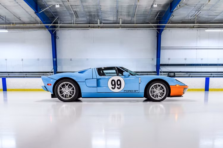 Con số "99" trên xe gợi nhớ đến số áo của huyền thoại Wayne Gretzky. Hiện chiếc xe đã di chuyển 1.200 dặm (1,931 km). GT trang bị hệ thống điều hòa và đầu CD, hệ thống treo hướng tới tốc độ nên khá cứng.