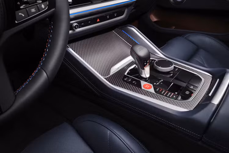 Xe có đến ba tùy chọn phối màu da Merino Individual mới, trong đó nổi bật là tone Night Blue kết hợp Vintage Coffee góp phần nâng tầm cảm giác sang trọng. Xe có gối tựa lưng cao cấp ở hàng ghế sau. Đây là một chi tiết nhỏ nhưng thể hiện sự quan tâm tới hành khách, khác biệt với triết lý “lái là trên hết” truyền thống của dòng M.