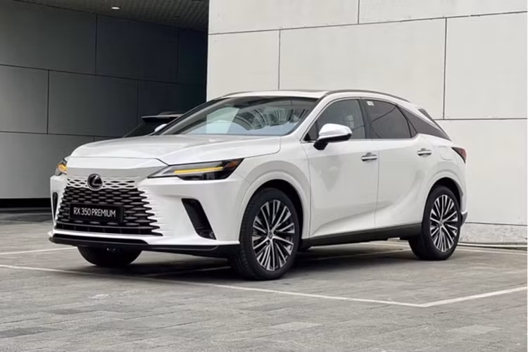 Dưới nắp capo là hệ truyền động hybrid, kết hợp giữa động cơ xăng 2.5L công suất 187,7 mã lực và mô-tơ điện, mang lại tổng công suất 247 mã lực. Xe sử dụng hộp số CVT mượt mà cùng hệ dẫn động AWD 4 bánh toàn thời gian, hứa hẹn mang đến trải nghiệm lái vừa mạnh mẽ, vừa tiết kiệm nhiên liệu.