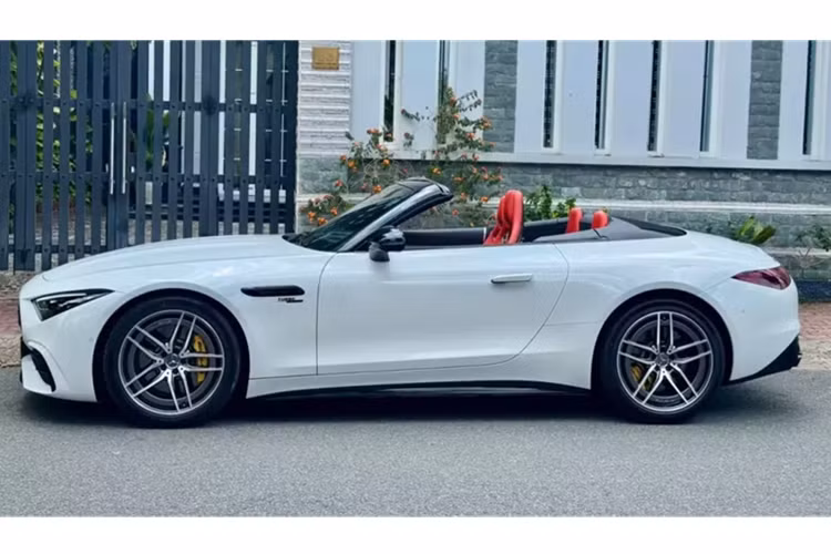 Chiếc xe thể thao mui trần Mercedes-AMG SL43 này chỉ mới chạy hơn 2.000 km, quá xứng đáng để ai đó cân nhắc mua nó, thay vì xe mới với 2 lý do, đó là với odo này chẳng khác gì xe mới 99%, lại còn rẻ hơn 2 tỷ, vì đang được chào bán 5.95 tỷ đồng.