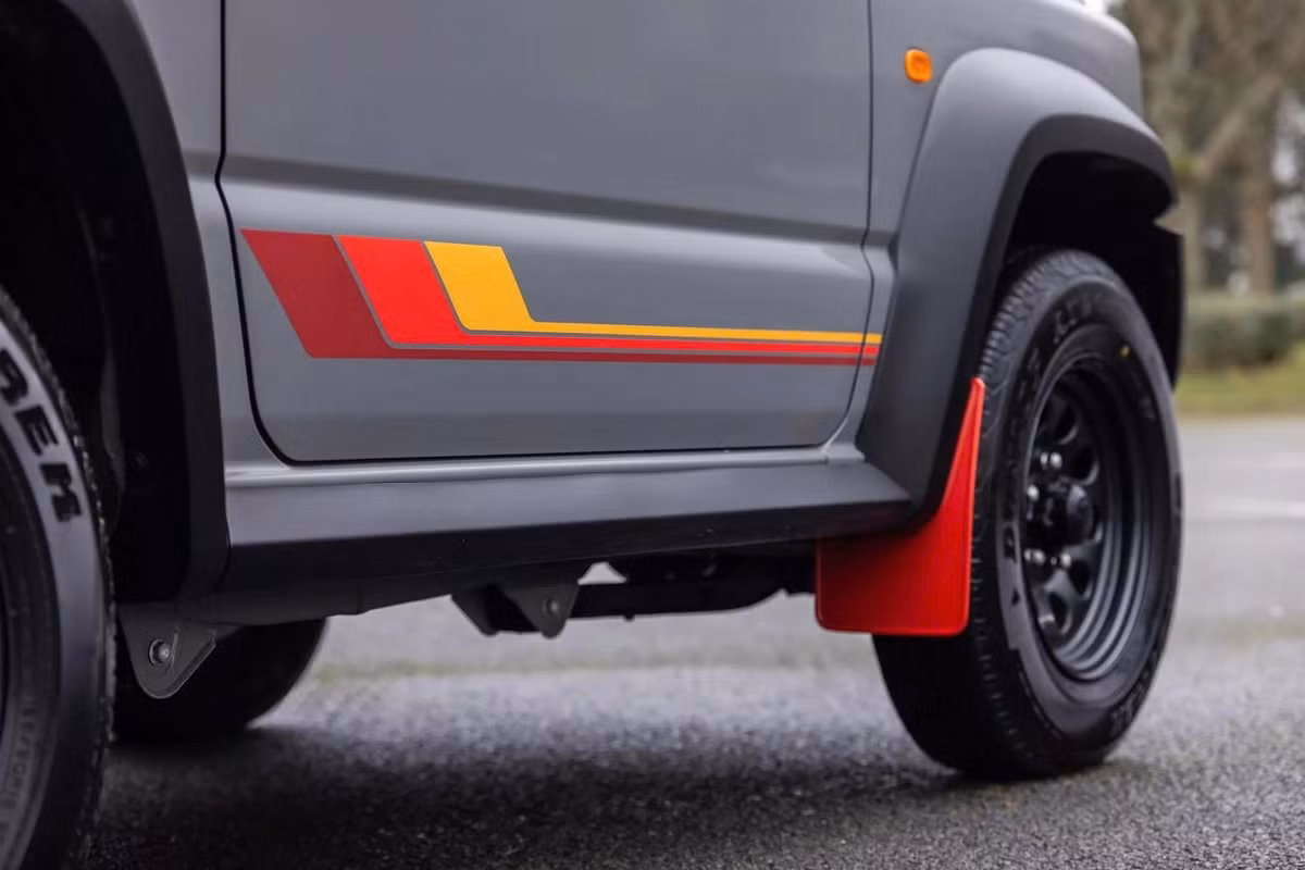 Jimny 55th Anniversary tiếp tục sử dụng động cơ xăng 1.5L hút khí tự nhiên cho công suất 101 mã lực và mô-men xoắn 130 Nm. Sức mạnh được truyền tới cả 4 bánh thông qua hộp số sàn 5 cấp và hệ thống dẫn động AllGrip Pro, nền tảng giúp Jimny trở thành mẫu xe off-road nổi bật dù có kích thước nhỏ gọn.