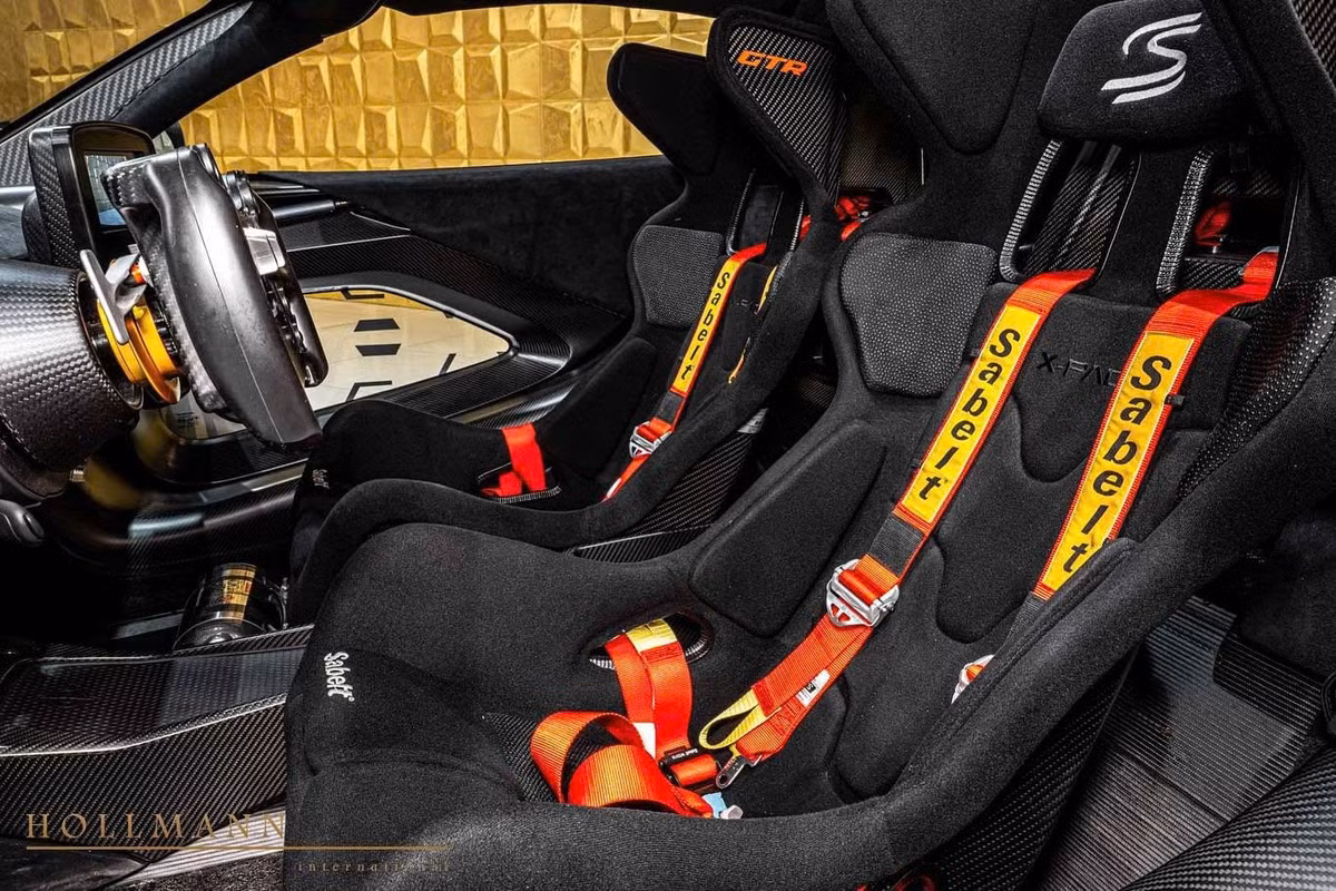 Trên thực tế, việc sở hữu một chiếc Senna GTR không chỉ đòi hỏi tiềm lực tài chính mạnh, mà còn cần có điều kiện sử dụng phù hợp. Vì không thể lưu thông hợp pháp trên đường phố, mẫu xe này gần như chỉ dành cho sưu tầm hoặc trải nghiệm trên các đường đua chuyên biệt, điều không dễ đáp ứng với đa số khách hàng, kể cả ở châu Âu hay châu Á.