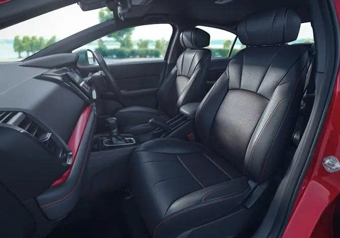 Về tiện nghi, phiên bản Sport sở hữu màn hình cảm ứng 8 inch với khả năng kết nối Apple CarPlay và Android Auto không dây, một điểm cộng lớn trong bối cảnh người dùng ngày càng ưu tiên sự tiện dụng. Xe cũng có các tính năng như khởi động bằng nút bấm, chìa khóa thông minh, đèn pha tự động và lẫy chuyển số sau vô lăng.