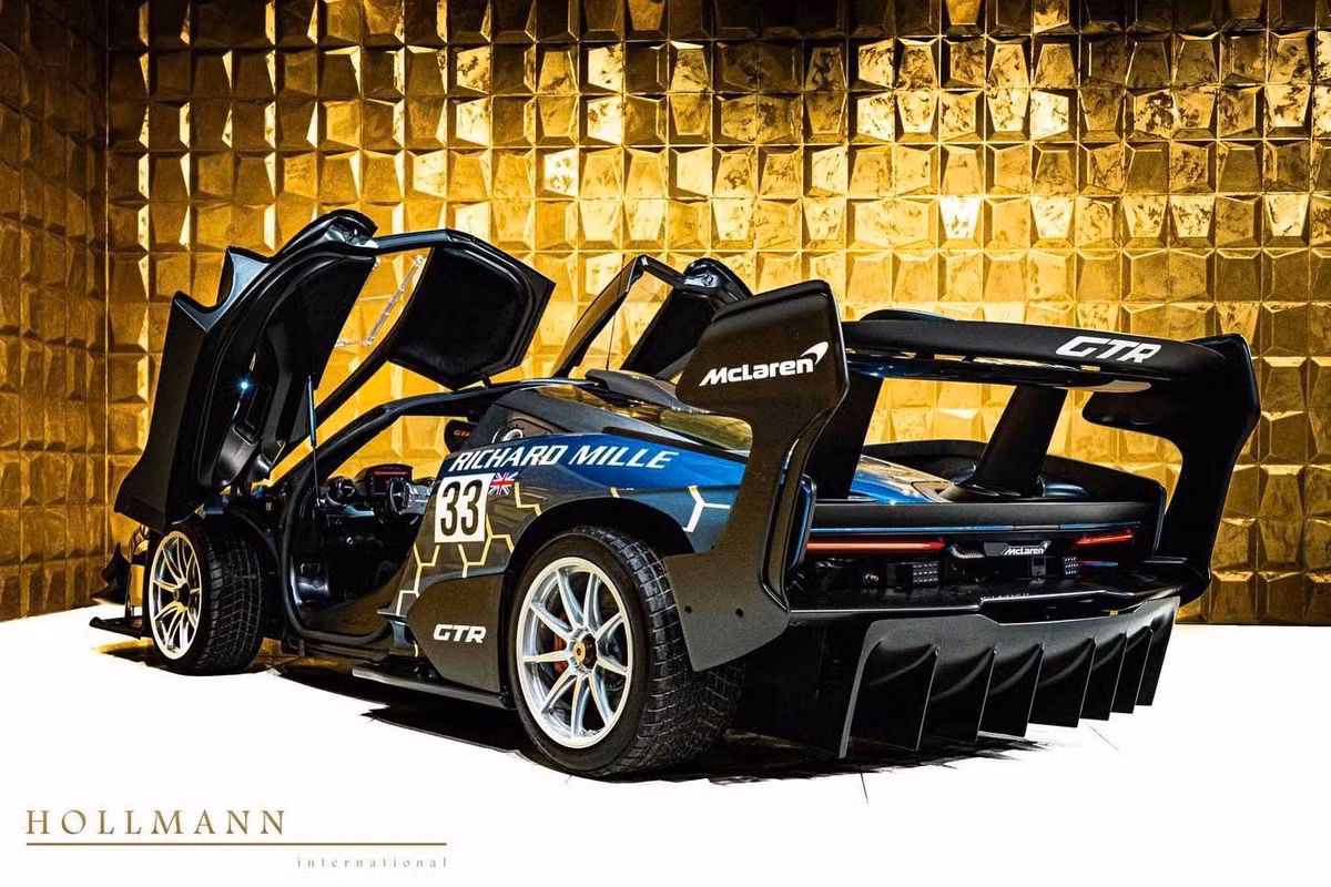 Dù là một trong những mẫu xe hiếm và hiệu suất cao bậc nhất của McLaren, Senna GTR số 33 lại đang có hành trình “lênh đênh” hiếm thấy. Từ Hong Kong về Việt Nam rồi sang Đức, từ bảng giá 2,3 triệu USD xuống còn dưới 2 triệu USD, nhưng đến nay xe vẫn chưa tìm được người sở hữu.