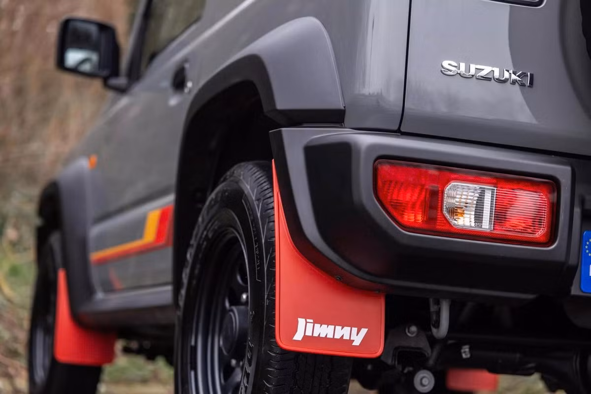 Trước phiên bản này, Suzuki đã nhiều lần giới thiệu các bản đặc biệt khác nhau của Jimny tại nhiều thị trường như: Jimny Horizon tại Đức, Jimny Mata ở Ý, Jimny Heritage ở Úc, Rhino ở Malaysia và 4Style ở Brazil. Mỗi phiên bản đều mang những tinh chỉnh riêng, phục vụ cho từng thị hiếu địa phương. Tuy nhiên, tương lai của Jimny vẫn là một dấu hỏi.