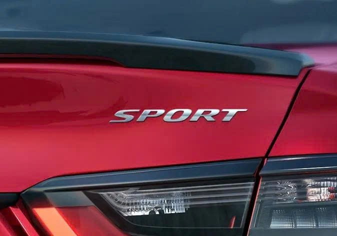 Về khả năng vận hành, City Sport sử dụng động cơ 1.5L hút khí tự nhiên, công suất 121 mã lực, kết hợp hộp số CVT giả lập 7 cấp, tương tự các bản còn lại trong dòng City hiện tại. Tại Việt Nam, Honda City hiện có bản RS là cao cấp nhất, nổi bật với hệ thống đèn full LED và thiết kế cản thể thao. Tuy nhiên, bản Sport tại Ấn Độ lại được bổ sung các trang bị như đèn nội thất đổi màu và kết nối CarPlay không dây – những điểm mà bản RS chưa có.