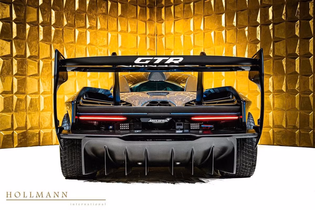 Trên thân xe vẫn còn dòng chữ Richard Mille, thương hiệu đồng hồ Thụy Sĩ thường gắn bó với các dòng xe hiệu suất cao. Xe mới chỉ lăn bánh 80 km và chỉ được đại lý Hollmann chào bán dưới hình thức xuất khẩu ra nước ngoài, không phục vụ khách nội địa.