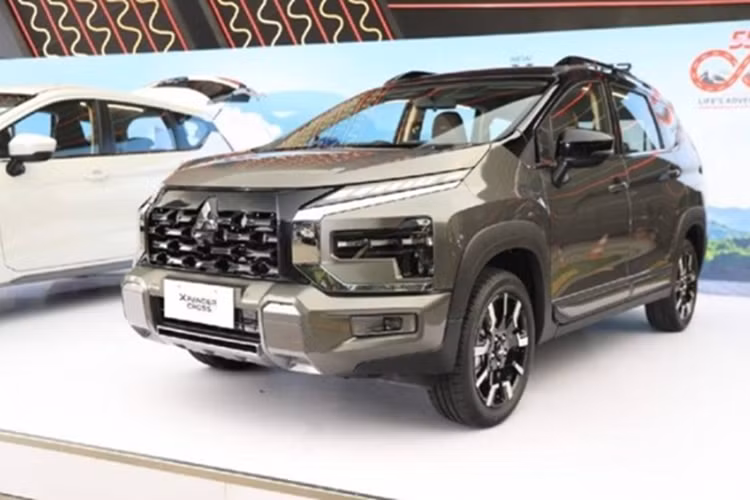 Điểm nhấn nằm ở phần đầu xe với lưới tản nhiệt thiết kế mới, mang nhiều nét tương đồng với mẫu SUV cỡ nhỏ Xforce. Cụm đèn pha tối màu, đèn LED toàn phần, cản trước cơ bắp và bộ mâm hai tông màu góp phần tạo nên phong cách năng động. Phía sau, cản sau cũng được làm lại để hoàn thiện tổng thể khỏe khoắn, hiện đại.