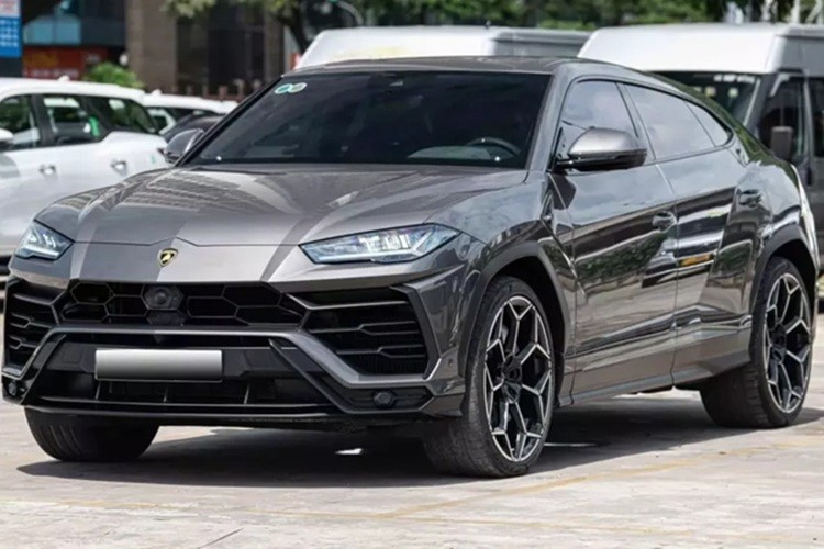 Một chiếc xe Lamborghini Urus màu xám, đời 2022 đã qua sử dụng, đang được 1 số showroom ở Hà Nội chào bán với giá 14,5 tỷ đồng, mức giá này cao hơn xe mới chỉ 14,3, rẻ hơn 200 triệu đồng so với Lamborghini Urus SE là bản mới nhất, nhiều công nghệ hấp dẫn, hay cao hơn 400 triệu đồng so với Lamborghini Urus S.