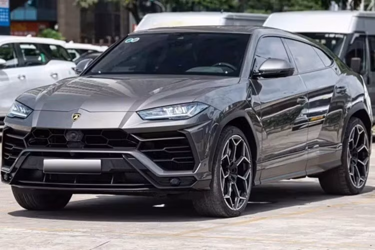 Một chiếc xe Lamborghini Urus màu xám, đời 2022 đã qua sử dụng, đang được 1 số showroom ở Hà Nội chào bán với giá 14,5 tỷ đồng, mức giá này cao hơn xe mới chỉ 14,3, rẻ hơn 200 triệu đồng so với Lamborghini Urus SE là bản mới nhất, nhiều công nghệ hấp dẫn, hay cao hơn 400 triệu đồng so với Lamborghini Urus S.