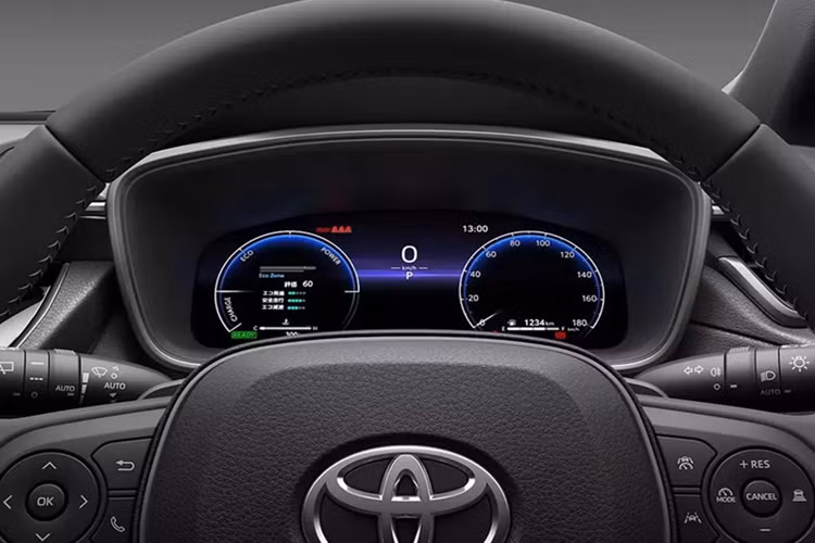 Lưới tản nhiệt dạng tổ ong và dải đèn LED thông thường bị loại bỏ, thay bằng hốc gió cỡ lớn cùng cánh lướt gió phía dưới. Vẻ thể thao tiếp tục được thể hiện qua bộ mâm hợp kim 19 inch màu đen, cùm phanh đỏ và hệ thống treo được hiệu chỉnh lại, giúp hạ gầm 10 mm. Lò xo cứng hơn và khung gầm được gia cố thêm ở phía sau sẽ tăng độ cứng vững, ít nhất là về mặt lý thuyết.