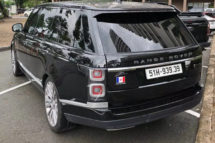 Đầu tiên là cặp ly có khắc dòng chữ độc quyền cho bản này là SVAutobiography, tiếp đến là bàn ăn và làm việc, tủ lạnh nhỏ giữa 2 ghế ngồi, 2 màn hình giải trí, đồng hồ Zenith...