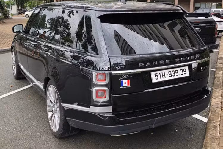 Đầu tiên là cặp ly có khắc dòng chữ độc quyền cho bản này là SVAutobiography, tiếp đến là bàn ăn và làm việc, tủ lạnh nhỏ giữa 2 ghế ngồi, 2 màn hình giải trí, đồng hồ Zenith...