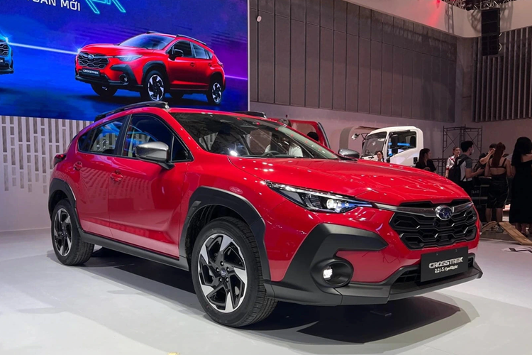 Subaru Crosstrek ra mắt tại Triển lãm ô tô Việt Nam 2024. Tuy nhiên xuất xứ nhập khẩu Nhật Bản khiến mẫu xe này có giá bán cao bất ngờ, thậm chí vượt qua cả đàn anh Subaru Forester.