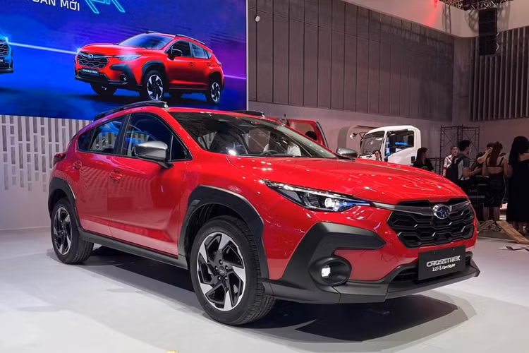 Subaru Crosstrek ra mắt tại Triển lãm ô tô Việt Nam 2024. Tuy nhiên xuất xứ nhập khẩu Nhật Bản khiến mẫu xe này có giá bán cao bất ngờ, thậm chí vượt qua cả đàn anh Subaru Forester.