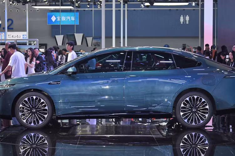 "Trái tim" của Nissan N7 là các loại mô-tơ điện có công suất tối đa dao động từ 215 - 268 mã lực. Bên cạnh đó là hai tùy chọn pin với dung lượng 58 kWh và 73 kWh. Loại pin lớn hơn cho phép xe có thể đi được 635 km sau một lần sạc đầy dựa trên tiêu chuẩn CLTC của Trung Quốc. Tại thị trường Trung Quốc, Nissan N7 có giá khởi điểm từ 119.900 Nhân dân tệ (khoảng 419 triệu đồng).