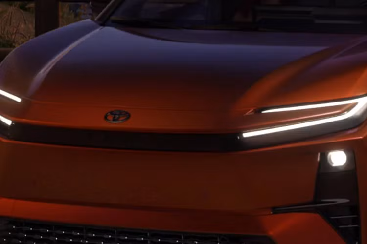 Trong khi đó, phiên bản cao cấp XSE bổ sung phần mui sơn đen tương phản, kết hợp với các màu thân xe nổi bật như cam, xám hoặc trắng. Xe được trang bị mâm hợp kim có kích thước 18 inch hoặc 20 inch tùy phiên bản. Khoang cabin của Toyota C-HR được thiết kế hướng đến trải nghiệm công nghệ và sự thoải mái.