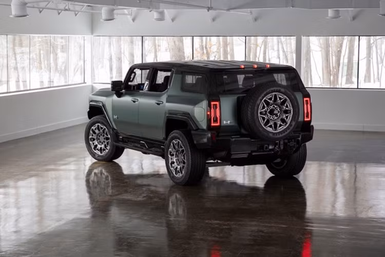 GMC Hummer EV 2026 còn được bổ sung tính năng Vehicle-to-Load, cho phép sạc cho các phương tiện khác hoặc cung cấp điện cho gia đình trong trường hợp mất điện kéo dài.