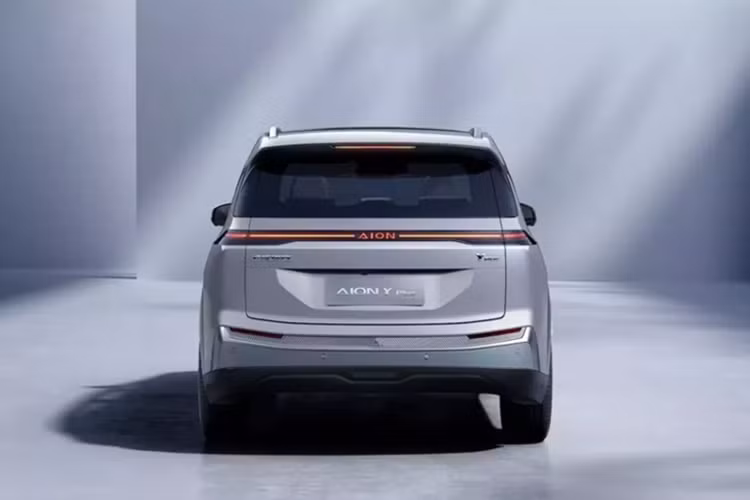 Với kích thước này, xe được định vị trong phân khúc SUV cỡ C dù ngoại hình giống MPV. Bên trong GAC Aion Y Plus 2025 vẫn là không gian nội thất 2 hàng ghế với 5 chỗ ngồi. Hệ thống giải trí trên xe đã được nâng cấp giao diện người dùng, cải thiện trải nghiệm sử dụng.