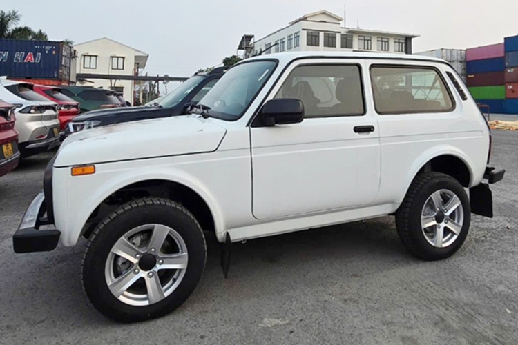 Tuy nhiên, khả năng vận hành mạnh mẽ này phải trả giá bằng mức tiêu hao nhiên liệu khá cao, nhất là khi sử dụng trong điều kiện đô thị, nơi loại xe này không thực sự phát huy hết thế mạnh. So với đối thủ gần nhất là Suzuki Jimny vốn có giá bán cao hơn nhiều, Niva vẫn hấp dẫn về mặt chi phí sở hữu ban đầu, nhưng lại thua về hiệu quả sử dụng nhiên liệu.