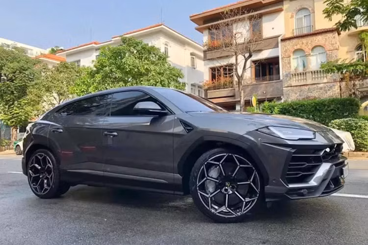 Một chiếc siêu SUV Lamborghini Urus mới được showroom chuyên mua bán xe sang đã qua sử dụng tại Hà Nội rao bán đã nhận được nhiều sự quan tâm, lý do là dù xe thuộc đời 2022 nhưng hiện chỉ mới chạy được quãng đường dài 2.000 km.