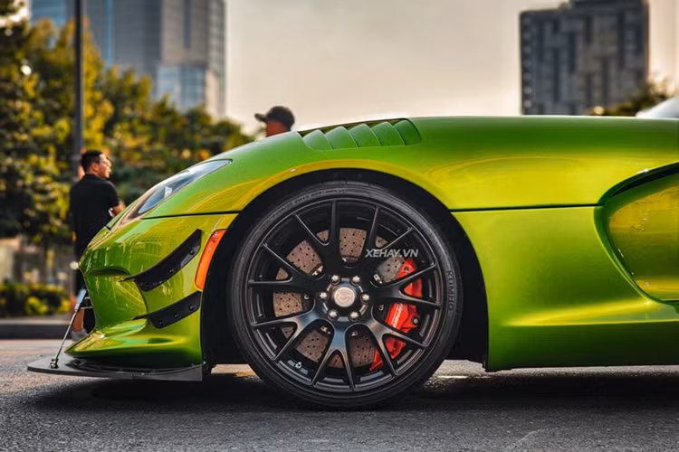 Là mẫu xe hiệu suất cao nên Dodge Viper ACR có thiết kế khí động học cực kỳ tinh vi. Phía đuôi xe là một cánh gió khổng lồ mang tính biểu tượng trong khi hai bên sườn là các hốc gió lớn. Cộng thêm với các chi tiết khí động học của gói ngoại thất Extreme Aero, lực nén thân xe của Dodge Viper ACR có thể lên tới 1 tấn ở tốc độ tối đa.