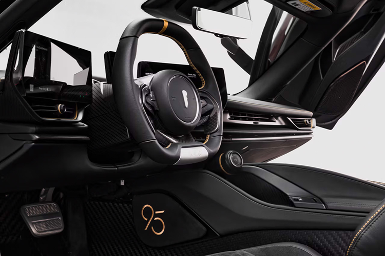 Bên trong, Novantacinque có ghế Pilota bọc da đen và Alcantara, các chi tiết khâu vàng và các núm điều khiển nhôm độc quyền. Pininfarina cho biết ngay cả thảm sàn cũng “phản ánh tầm nhìn độc đáo về sự thanh lịch Ý.”