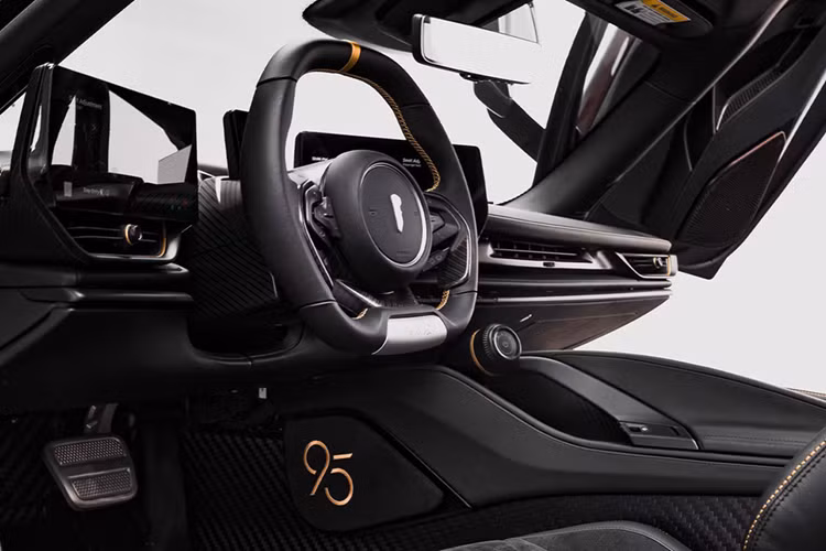 Bên trong, Novantacinque có ghế Pilota bọc da đen và Alcantara, các chi tiết khâu vàng và các núm điều khiển nhôm độc quyền. Pininfarina cho biết ngay cả thảm sàn cũng “phản ánh tầm nhìn độc đáo về sự thanh lịch Ý.”