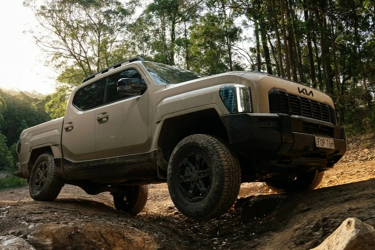 Nếu Kia quyết định phát triển một mẫu SUV dựa trên nền tảng Tasman, sản phẩm này sẽ phải đối đầu với những cái tên sừng sỏ trong phân khúc như Toyota 4Runner, Ford Everest và Mitsubishi Pajero Sport.