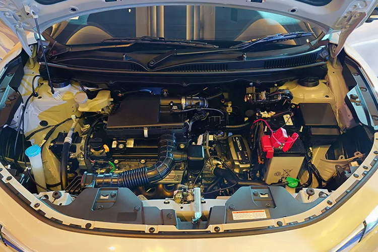 Tuy có kích thước nhỏ nhưng Suzuki Fronx vẫn cho phép người dùng ra/vào hàng ghế trước dễ dàng, thoải mái. Tay vịn trên tapi cửa cũng tạo cảm giác dễ chịu. Trong khi đó, việc ra/vào hàng ghế sau sẽ khó khăn hơn vì thiết kế coupe với nóc dốc về phía sau. Điều này khiến hành khách phải cúi đầu nhiều khi ra/vào xe.