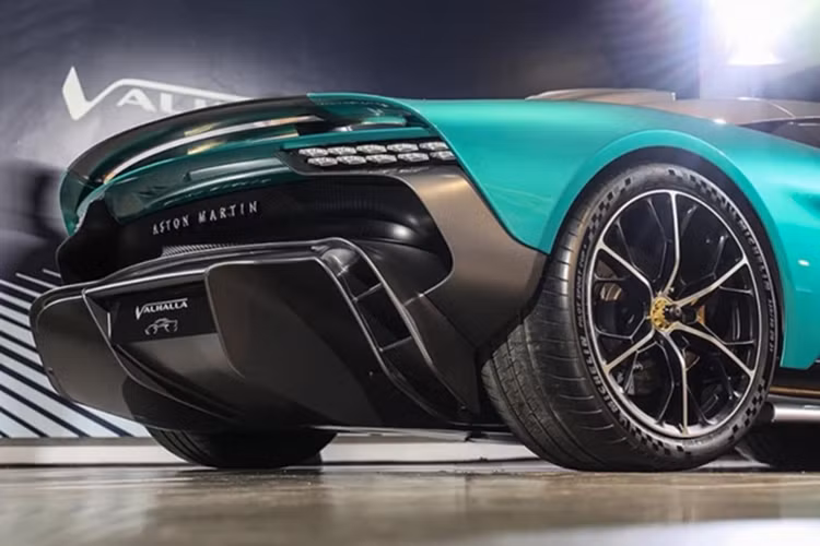 Siêu xe Aston Martin Valhalla ông Đặng Lê Nguyên Vũ đặt mua trong 3 năm qua nhưng không thể bàn giao đã nhiều lần được dời lịch sản xuất.