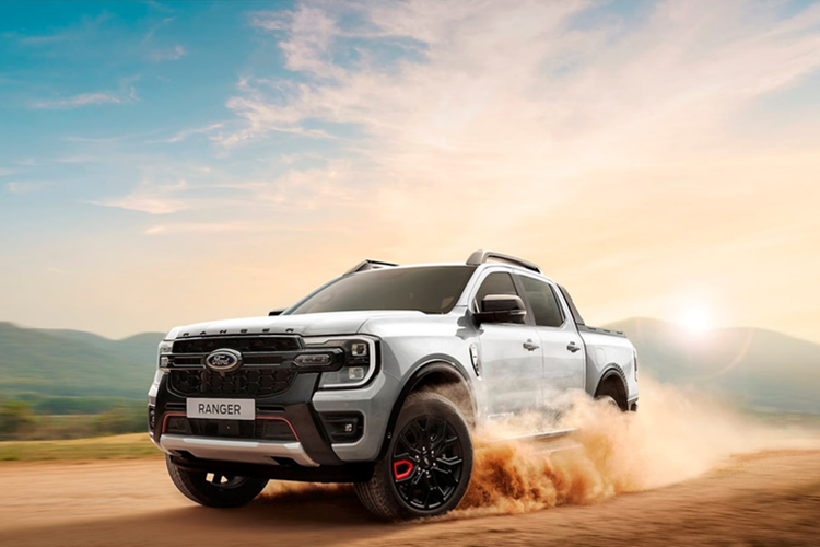 Ngoài các cập nhật phần mềm và hệ truyền động, Ford Ranger 2026 nâng cấp nhiều khả năng vẫn giữ nguyên thiết kế tổng thể hiện tại, chỉ có một số tinh chỉnh nhẹ ở ngoại thất và nội thất nhằm tăng tính hiện đại và phù hợp với nền tảng công nghệ mới.