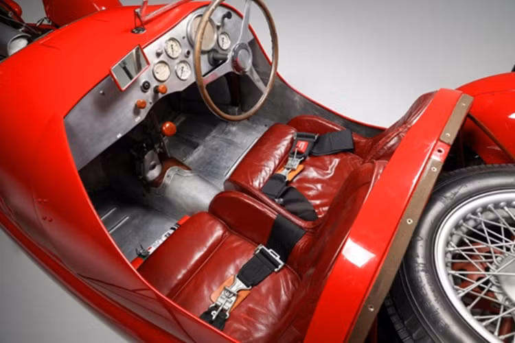 Trong khoảng thời gian từ 1949 đến 1957, chiếc xe đã “chinh chiến” tại nhiều giải đua danh giá của châu Âu như Targa Florio và Mille Miglia, ghi dấu ấn đậm nét trong lịch sử đua xe của Ferrari.