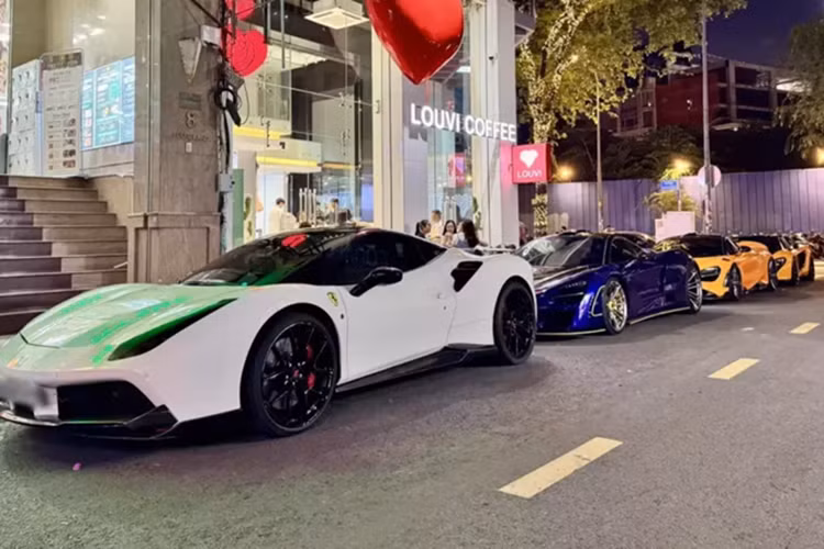 Chiếc McLaren 650S Spider nguyên bản có màu xanh dương nhưng nay đã được chủ nhân cho khoác áo màu cam. McLaren 650S Spider sử dụng động cơ V8, tăng áp kép, dung tích 3.8 lít, sản sinh công suất tối đa 641 mã lực và mô-men xoắn cực đại đạt 680 Nm.