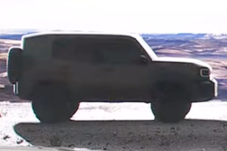 Tuy Toyota chưa chính thức xác nhận thông số kỹ thuật, nhiều khả năng “chiến binh off-road” cỡ nhỏ này sẽ được trang bị các tùy chọn động cơ đốt trong truyền thống, phù hợp với tính thực dụng và thị trường mục tiêu. Các tùy chọn dự kiến gồm: Động cơ xăng 2.7L Dual VVT-i, vốn quen thuộc trên nhiều dòng xe Toyota.