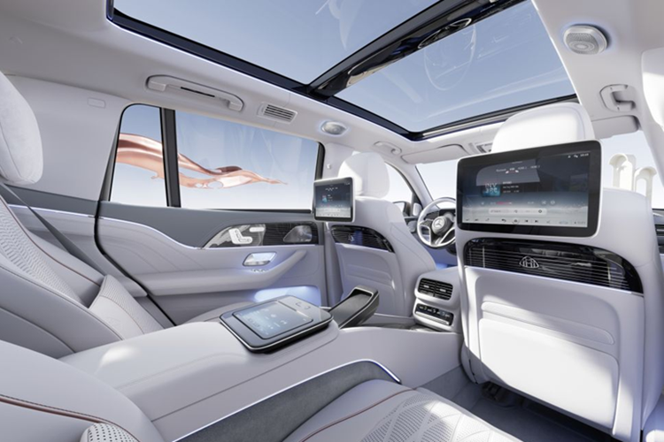 Nâng cấp lần này bao gồm bọc ghế mới với họa tiết kim cương sắc sảo hơn, vô lăng mới và hệ thống MBUX phiên bản cao cấp dành riêng cho dòng xe Maybach. Một vài thay đổi nhỏ ở ngoại thất như phần đầu xe cũng đã được ghi nhận trên mẫu xe xuất hiện tại Hà Nội.