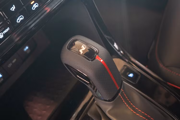 Cũng như ngoại thất, nội thất của phiên bản N Line được thiết kế theo hơi hướng thể thao. Tại đây, xe sở hữu những chi tiết màu đỏ trên mặt táp-lô, màn hình, vô lăng, cần số và ghế. Vô lăng và cần số cũng có thiết kế riêng, đi kèm logo "N". Hệ thống đèn viền trang trí nội thất màu đỏ và bộ bàn đạp ốp kim loại cũng được dành riêng cho bản N Line.