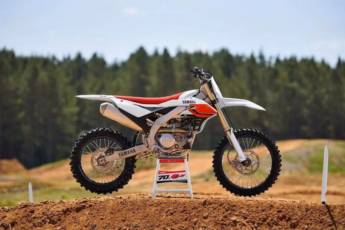 YZ450F 2026 vẫn giữ mức trọng lượng lý tưởng khoảng 110 kg, bình xăng 6 lít, cùng hệ thống phanh đĩa hiệu suất cao và lốp Dunlop MX33 chuyên dụng. Tất cả nhằm mang lại trải nghiệm tối ưu trên mọi loại địa hình.