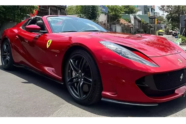 Đây cũng đã là chiếc xe Ferrari 812 thứ 2 đang có mặt tại Hà Nội, chỉ khác là xe thuộc biến thể GTS, với mui xếp cứng có thể đóng hoặc mở trong 14 giây, trong khi chiếc 812 đầu tiên cũng mang màu sơn đỏ, nhưng là phiên bản Superfast, tức bản coupe.