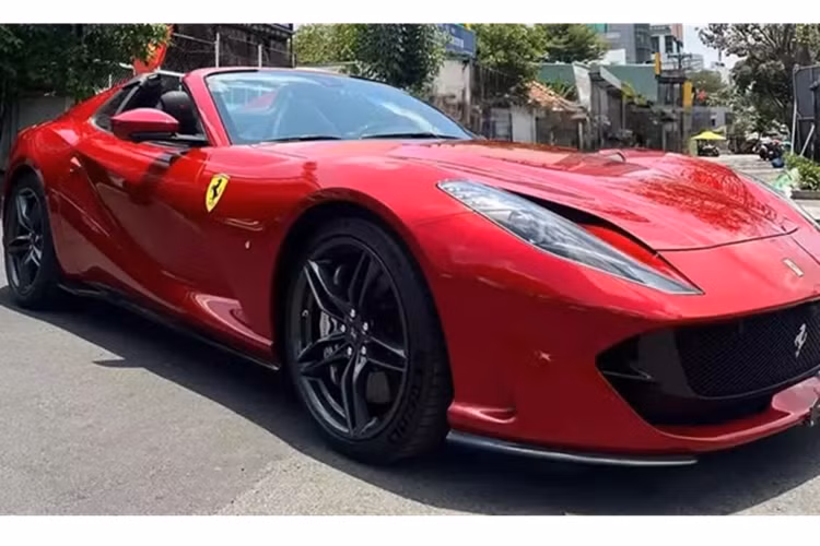 Đây cũng đã là chiếc xe Ferrari 812 thứ 2 đang có mặt tại Hà Nội, chỉ khác là xe thuộc biến thể GTS, với mui xếp cứng có thể đóng hoặc mở trong 14 giây, trong khi chiếc 812 đầu tiên cũng mang màu sơn đỏ, nhưng là phiên bản Superfast, tức bản coupe.
