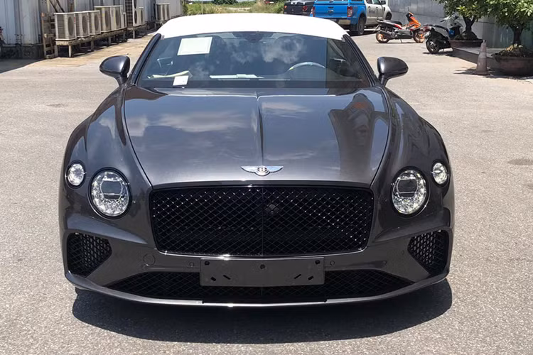 Trái tim của Bentley Continental GT V8 thế hệ mới chính là khối động cơ V8, dung tích 4.0 lít, tăng áp kép, sản sinh ra công suất tối đa 542 mã lực và mô-men xoắn cực đại 770 Nm.