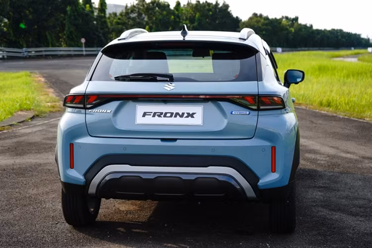 Giá bán của Suzuki Fronx tại Việt Nam vẫn còn là ẩn số. Tuy nhiên, nếu theo đúng truyền thống của thương hiệu Suzuki, Fronx dự kiến sẽ có giá bán khá cạnh tranh trong phân khúc. Ở thị trường Indonesia, mẫu SUV hạng A này có giá từ 259 - 319,9 triệu Rupiah (khoảng 409 - 505 triệu đồng).